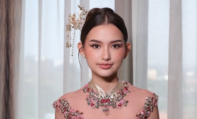 Sarah Menzel dalam outfit Sangjit. (Instagram/@sarah_menzel)
